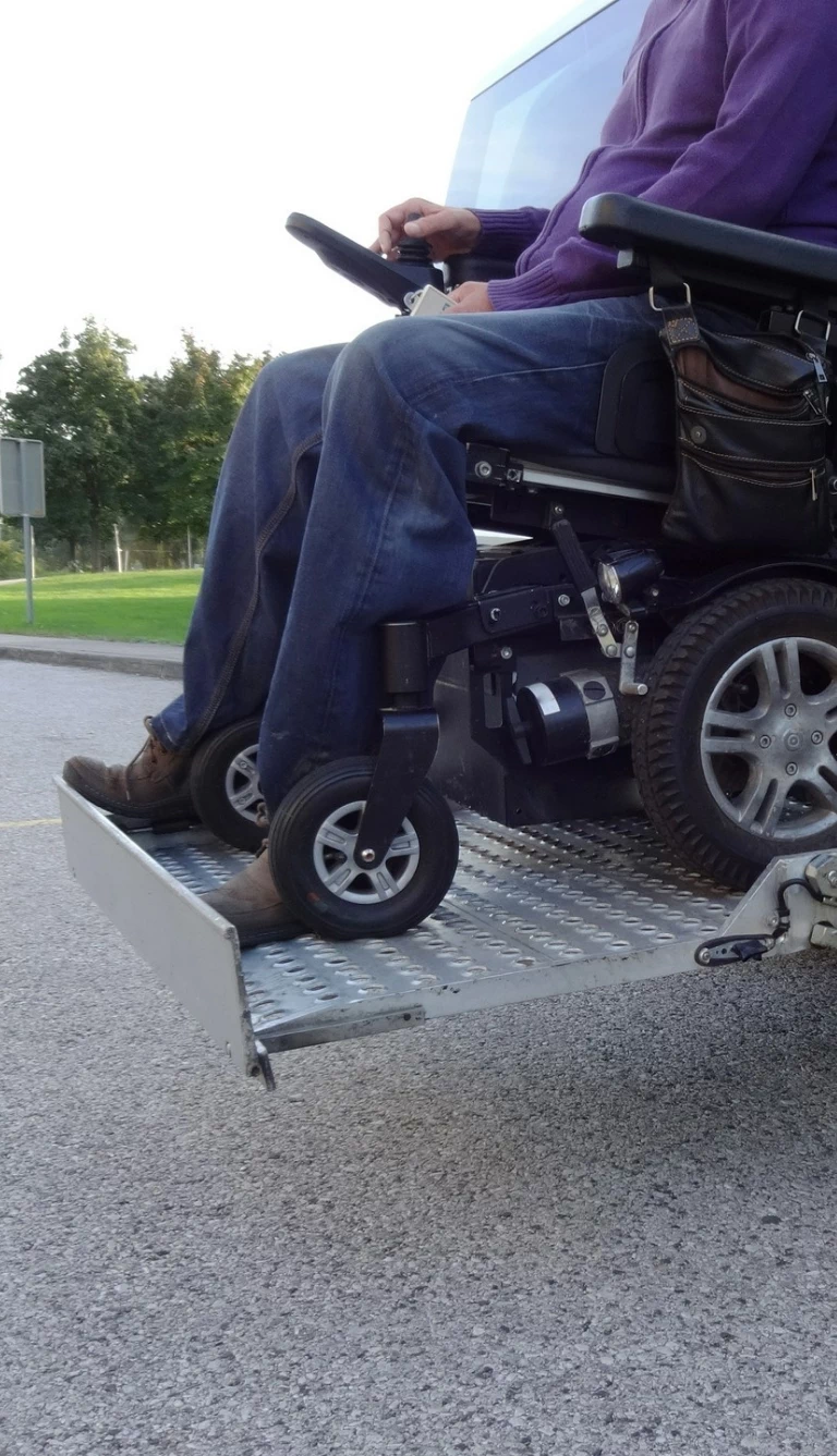Człowiek na wózku inwalidzkim